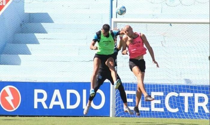 Estudiantes licenció a su equipo por tiempo indefinido