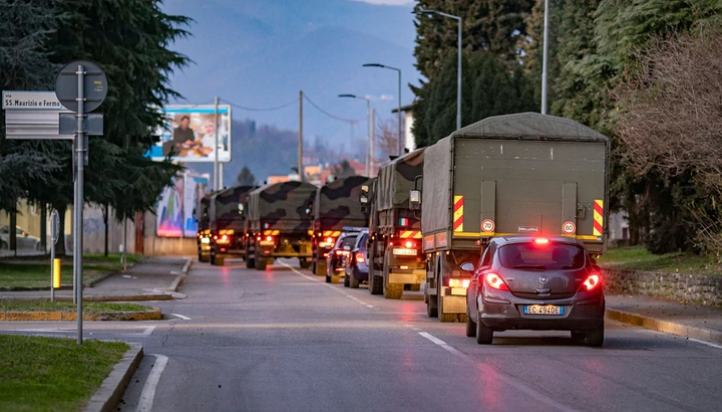 La imagen del drama por el coronavirus en Italia: el ejército trasladó decenas de féretros porque el cementerio colapsó 