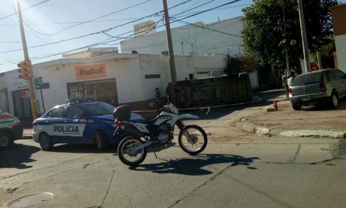 El primer choque de la cuarentena: una ambulancia volcó tras ser impactada por un auto