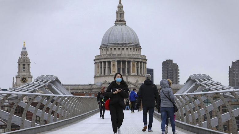 El gobierno británico ordenó el aislamiento total para combatir el coronavirus