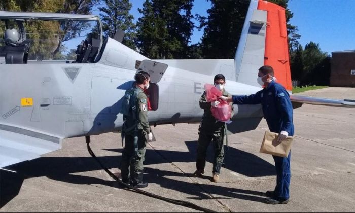 Los análisis para Covid–19 de Río Cuarto ahora van en avión a Córdoba