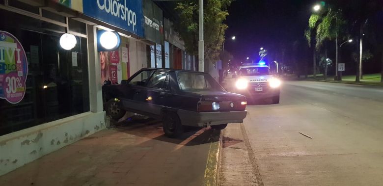 Un automóvil se incrustó en una pinturería