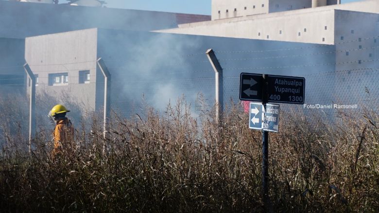  Bomberos sofocan pastizales donde se construye el Colegio Santa Eufrasia