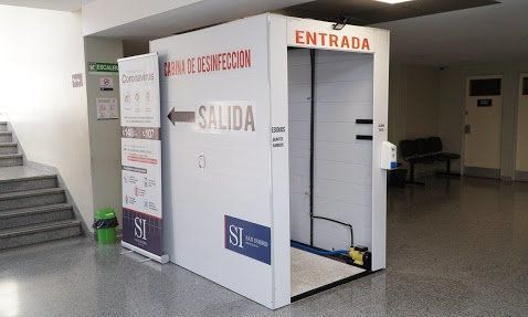 Clínicas de la ciudad sumarían una cabina que desinfecta el coronavirus que quede sobre la vestimenta