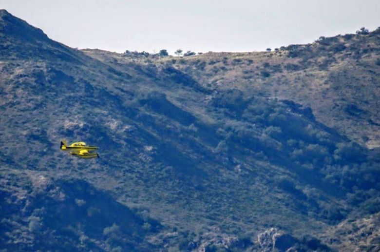 Guardia de cenizas en el incendio originado en la zona de Traslasierra