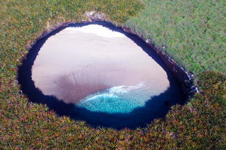 Paraíso oculto: la increíble playa escondida a la que solo se llega por un túnel