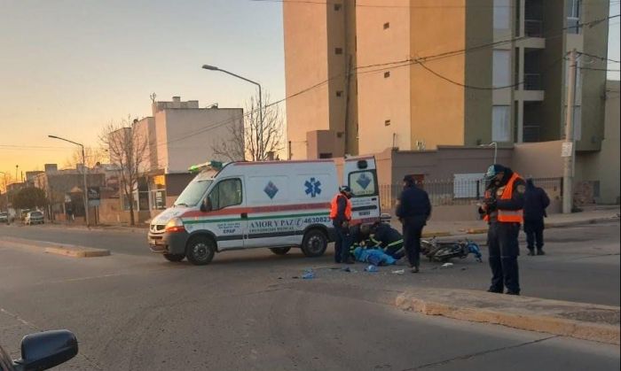 Un joven motociclista con lesiones graves al chocar con un automóvil