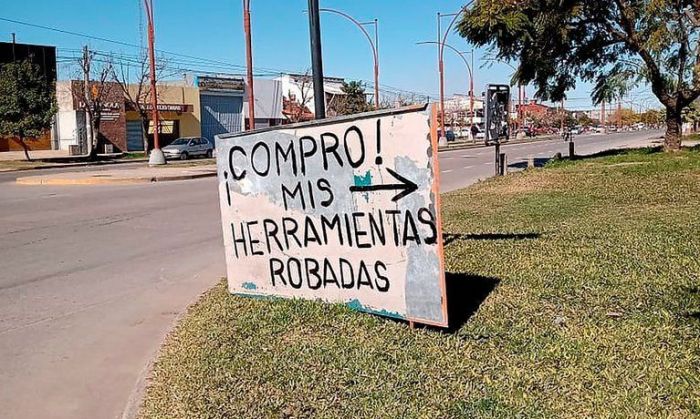 Desesperado por el robo de sus herramientas, hizo un cartel para los ladrones que robaron su taller