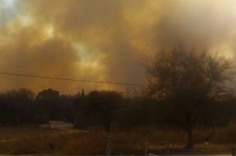 Alerta máxima: bomberos combaten cuatro focos de incendio en las sierras