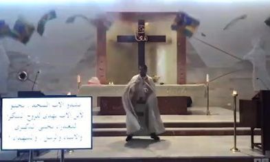 El momento en que un sacerdote daba misa y queda bajo los escombros tras la explosión en Beirut