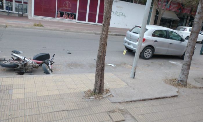 Colisión entre un auto y una moto: una mujer lesionada