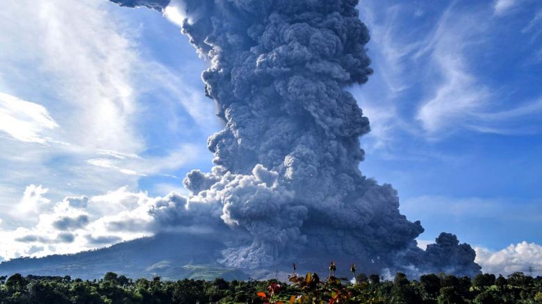 El volcán indonesio Sinabung expulsa una columna de ceniza de 4.500 metros