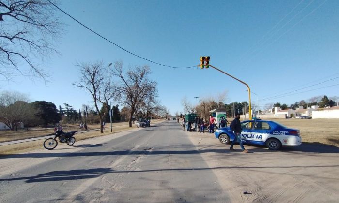 Un joven con lesiones de gravedad tras colisionar una moto y un auto