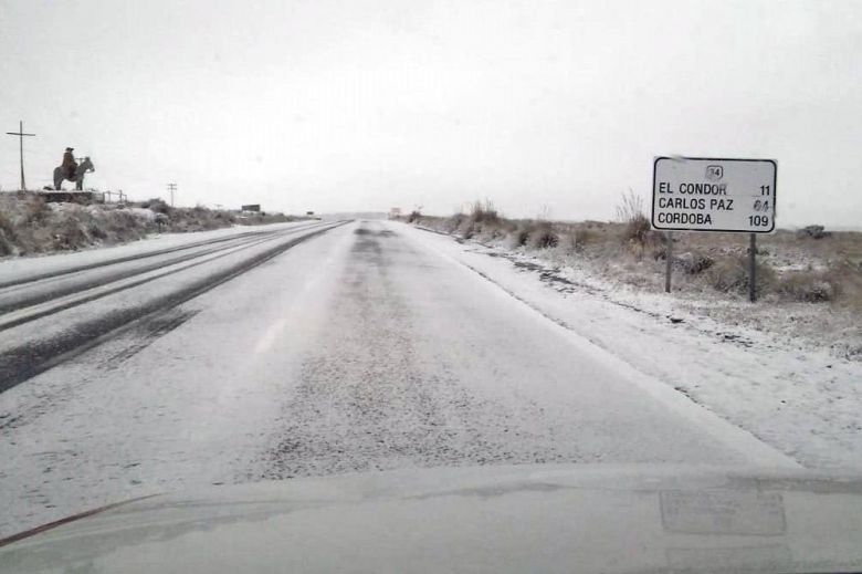 Por nieve en la carpeta asfáltica, cortan el Camino de las Altas Cumbres