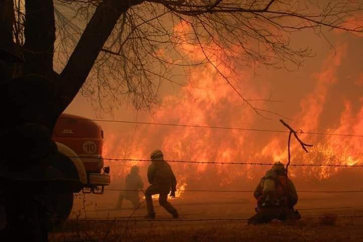 Más de 12 horas de intenso trabajo para sofocar un incendio próximo al Aero Club 