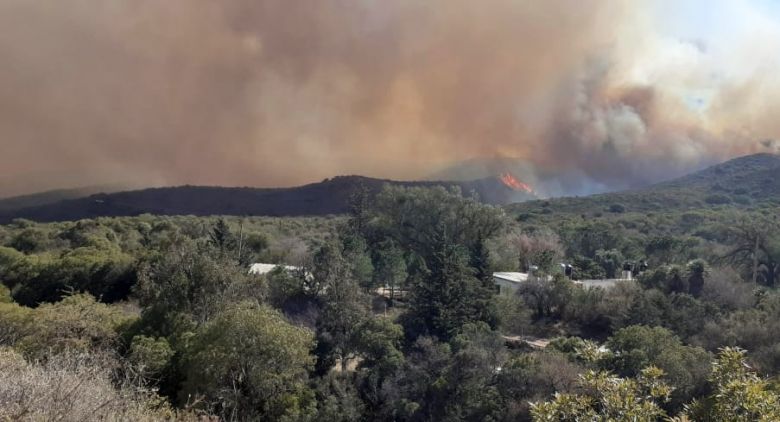 Bomberos trabajaron toda la noche en las zonas de Capilla del Monte y Cosquín