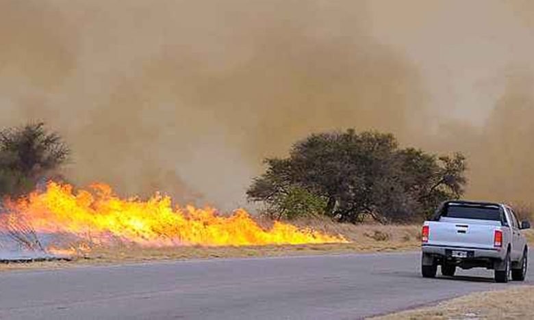 Son 65 los bomberos de la región que combaten el fuego en Achiras