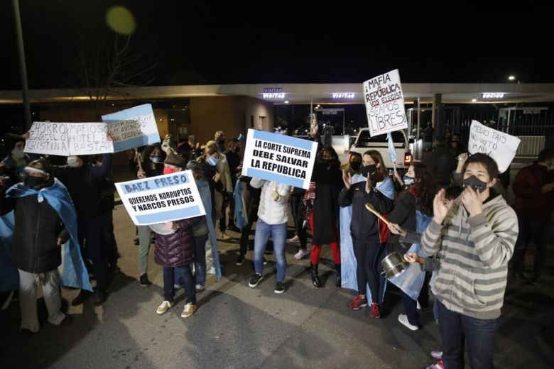 Una protesta de vecinos impidió el ingreso de Lázaro Báez al country y debió volver a la cárcel de Ezeiza