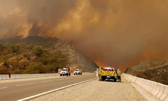 Avanzan las llamas en las sierras y varios focos permanecen activos