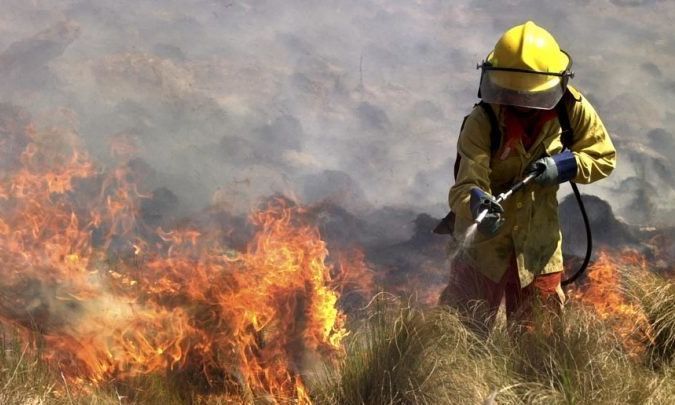 Controlaron zonas calientes de un incendio que llegó cerca de algunas viviendas en Alpa Corral