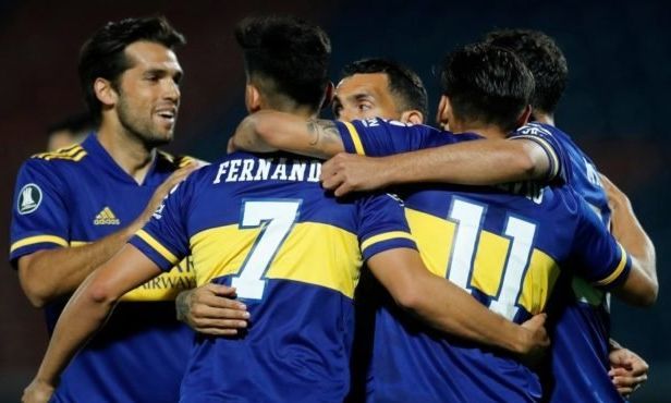 Boca ganó sobre el final y puso un pie en octavos