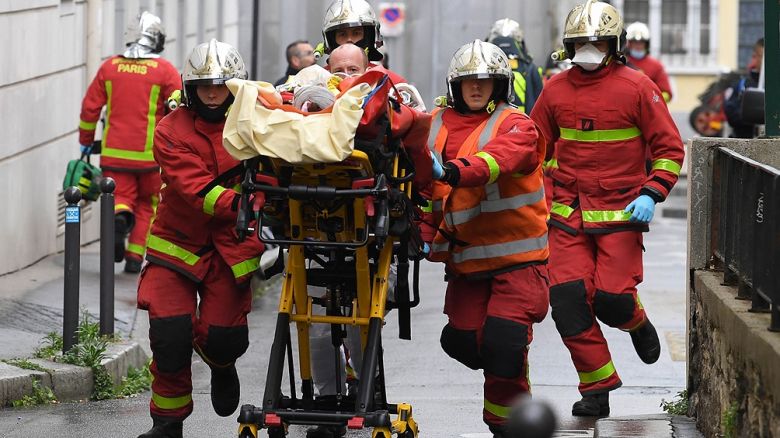 Alarma en París por un ataque con cuchillo cerca de la exsede de la revista Charlie Hebdo