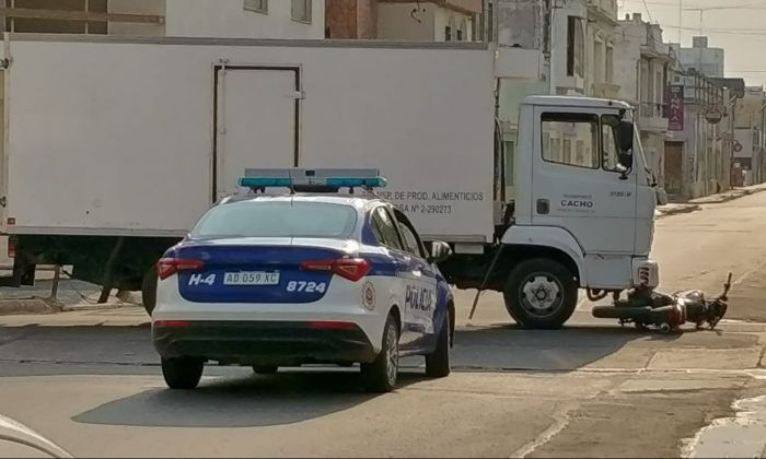 Un camión arolló una motocicleta en el macrocentro de la ciudad