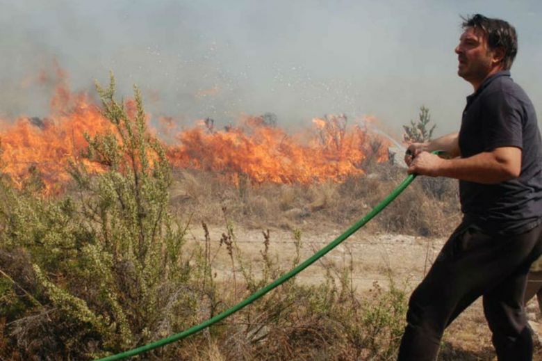 Dramático relato de Damián De Santo, tras luchar contra el fuego en Villa Giardino: “La zona quedó devastada, parece el cerro negro”