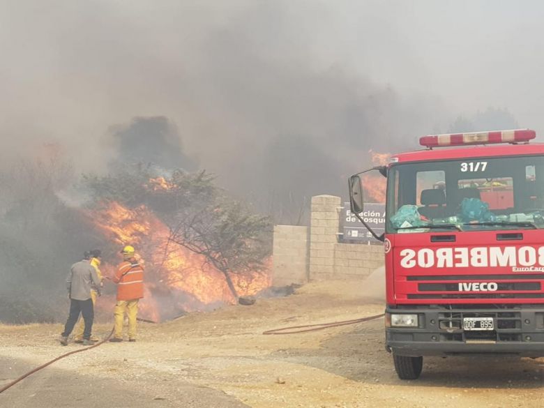 Más de 200 bomberos combaten incendios en Las Albahacas, Alpa Corral y El Chacay