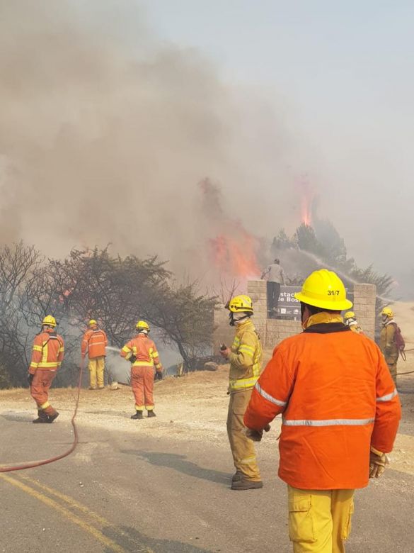 Más de 200 bomberos combaten incendios en Las Albahacas, Alpa Corral y El Chacay