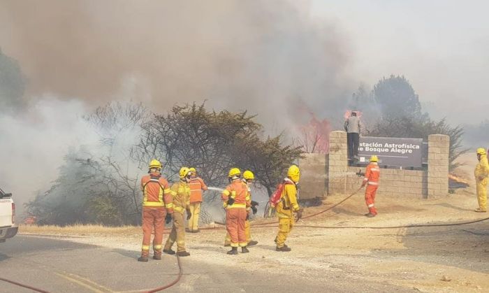 Más de 200 bomberos combaten incendios en Las Albahacas, Alpa Corral y El Chacay