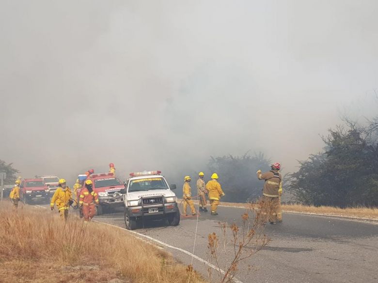 Más de 200 bomberos combaten incendios en Las Albahacas, Alpa Corral y El Chacay