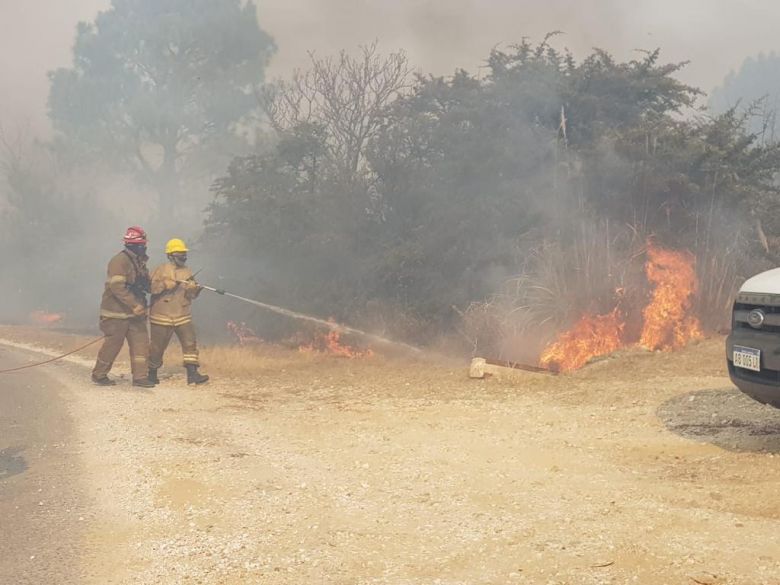 Más de 200 bomberos combaten incendios en Las Albahacas, Alpa Corral y El Chacay