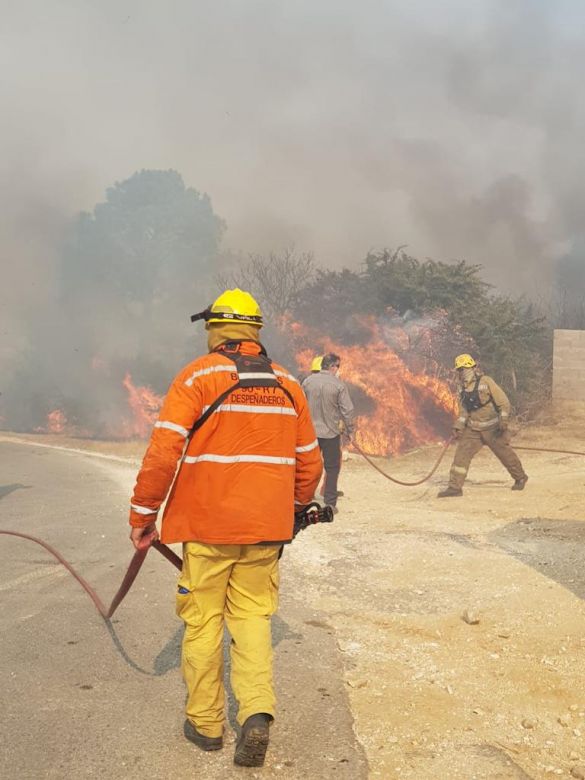 Más de 200 bomberos combaten incendios en Las Albahacas, Alpa Corral y El Chacay