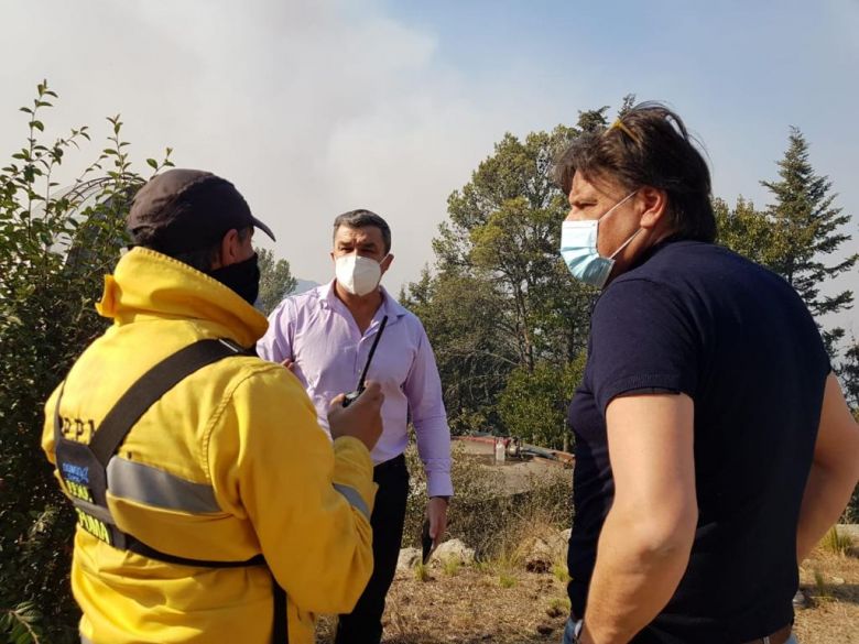 Más de 200 bomberos combaten incendios en Las Albahacas, Alpa Corral y El Chacay