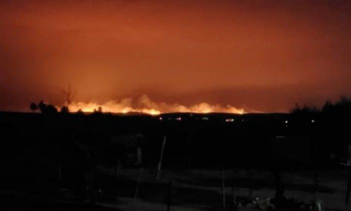 En Achiras trabajan para contener un frente de incendio desde las sierras hacia el norte