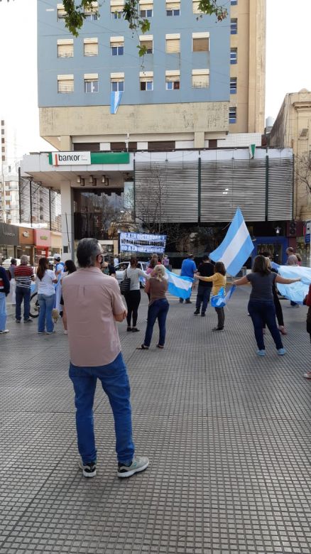 Ruidosa y numerosa protesta contra el gobierno