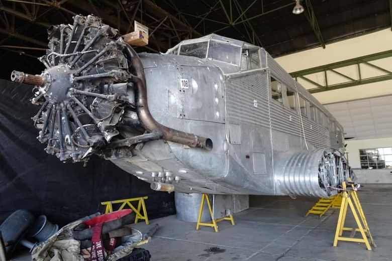 Área Material: realizan la restauración de un avión de la Fuerza Aérea de 1934