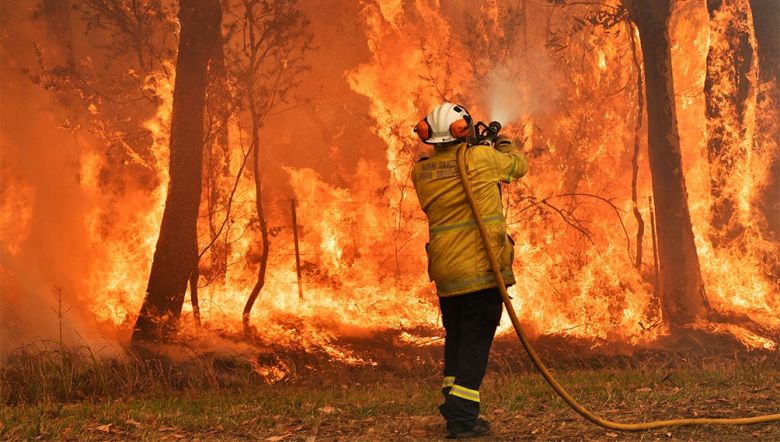 Bomberos luchan contra el fuego, el viento y las altas temperaturas