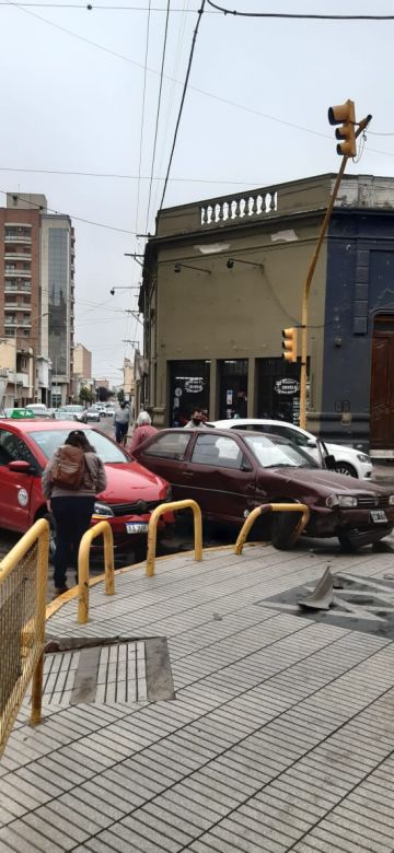 Violento choque en el microcentro de la ciudad