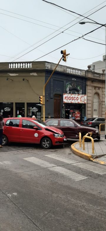 Violento choque en el microcentro de la ciudad