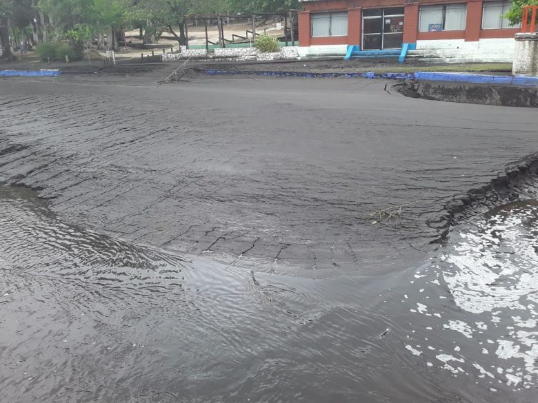 Tras las lluvias caen las cenizas en los arroyos de Achiras 