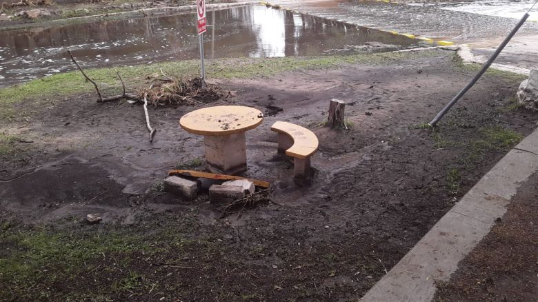 Tras las lluvias caen las cenizas en los arroyos de Achiras 