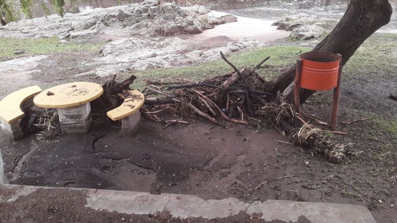 Tras las lluvias caen las cenizas en los arroyos de Achiras 