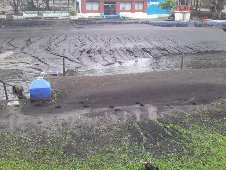 Tras las lluvias caen las cenizas en los arroyos de Achiras 