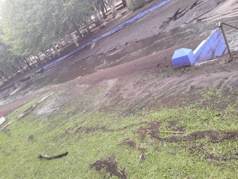 Tras las lluvias caen las cenizas en los arroyos de Achiras 