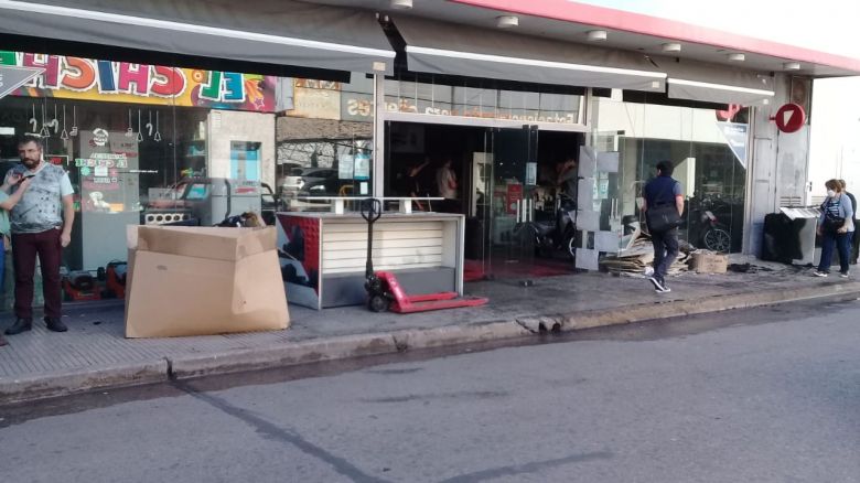 Se incendió un local comercial en pleno centro 