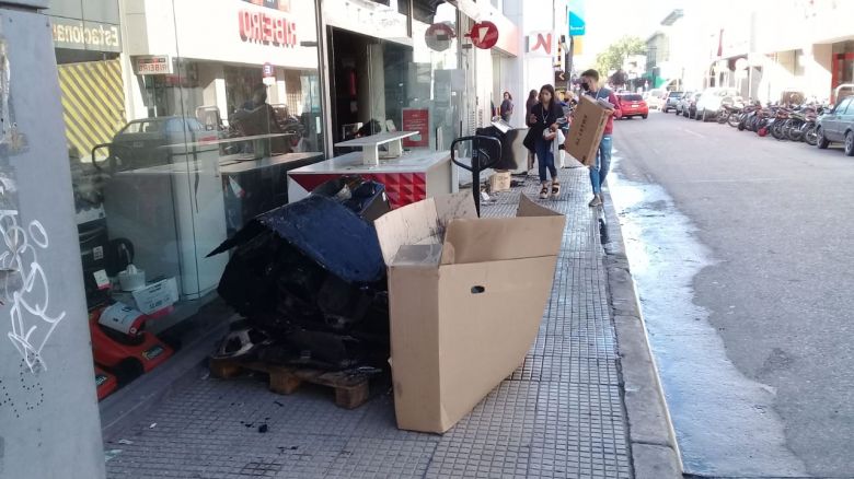 Se incendió un local comercial en pleno centro 