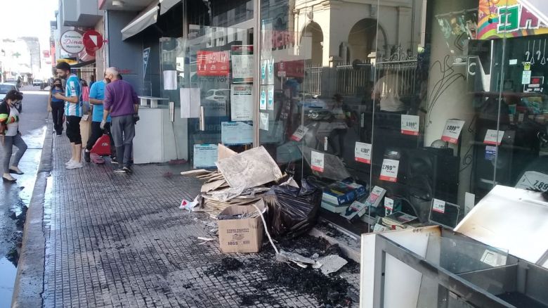 Se incendió un local comercial en pleno centro 