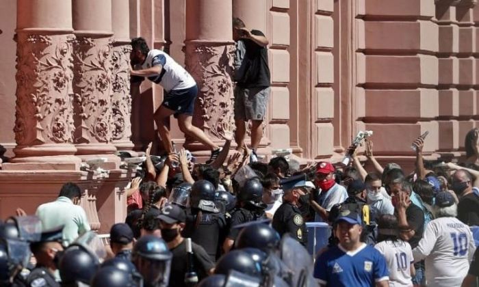 Tras el descontrol en la Casa Rosada, la familia de Maradona dio por terminado el velatorio